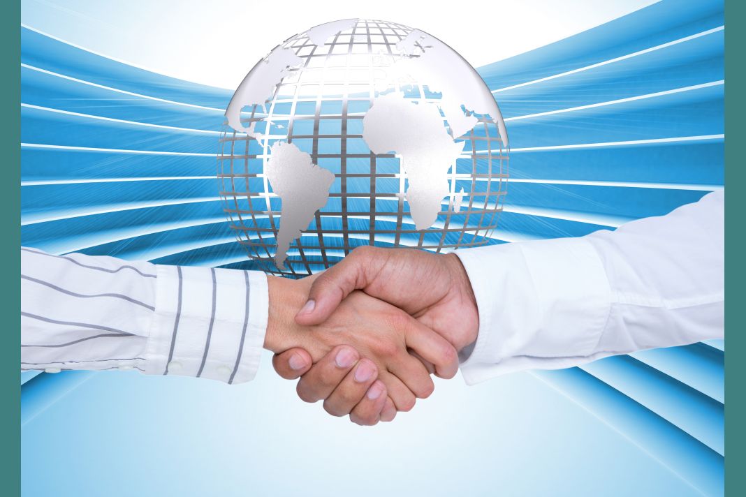 Business executives shaking hands against globe in background ΕΕ-Mercosur τροφές κατοικίδιων